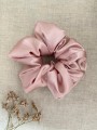 ręcznie robiona hand made polska marka gumka gumeczka scrunchie skranczi frotka gruba gumka materiałowa naturalna do koka ozdoba akcesoria kokarda kokardka spinka do włosów opaska bezuciskowa mama córka jedwabna satynowa lnian jasny róż pudrowa różowa