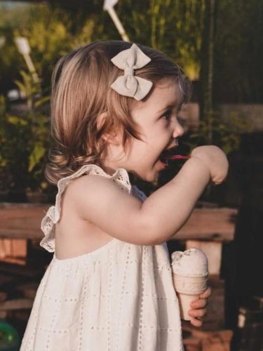 ręcznie robiona hand made Kokarda kokardka spinka do włosów opaska bezuciskowa dla dzieci niemowląt noworodek  noworodka ozdoba do włosów akcesoria do włosów szara lniana naturalna surowa beżowa kremowa jasna  gumka do włosów