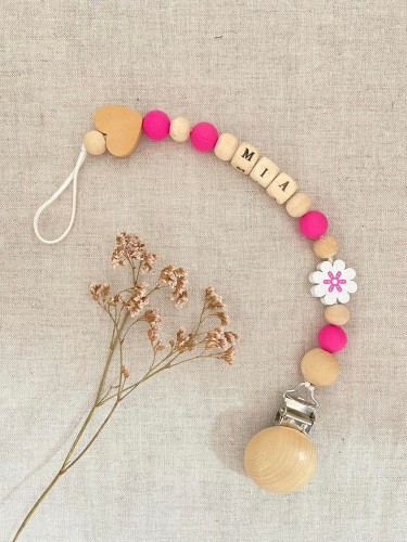 ręcznie robiona hand made dla dzieci niemowląt noworodek  noworodka ozdoba zawieszka do smoczka gryzaka przywieszka spersonalizowana z imieniem personalizowania imię dziecka naturalna drewno drewniana różowa biała pudrowa   fuksja