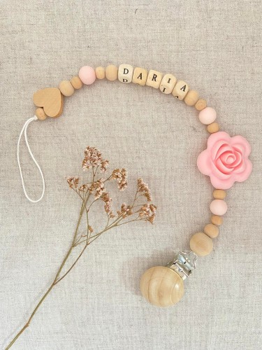 ręcznie robiona hand made dla dzieci niemowląt noworodek  noworodka ozdoba zawieszka do smoczka gryzaka przywieszka spersonalizowana z imieniem personalizowania imię dziecka naturalna drewno drewniana różowa biały róż róża kwiatek silikon