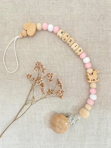 ręcznie robiona hand made dla dzieci niemowląt noworodek  noworodka ozdoba zawieszka do smoczka gryzaka przywieszka spersonalizowana z imieniem personalizowania imię dziecka naturalna drewno drewniana różowa biały róż róża konik na biegunach