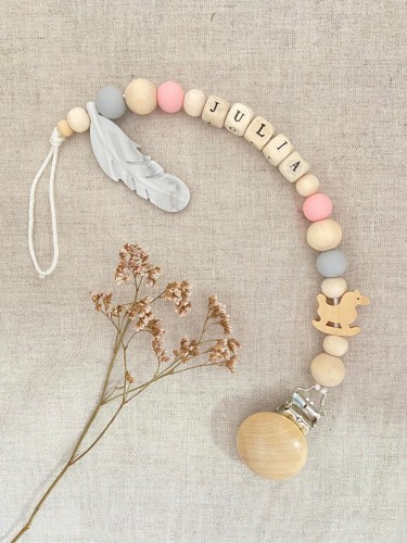 ręcznie robiona hand made dla dzieci niemowląt noworodek  noworodka ozdoba zawieszka do smoczka gryzaka przywieszka spersonalizowana z imieniem personalizowania imię dziecka naturalna drewno drewniana różowa biały róż piórko kwiatek silikon
