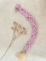 ręcznie robiona hand made dla dzieci niemowląt noworodek  noworodka ozdoba zawieszka do smoczka gryzaka przywieszka spersonalizowana z imieniem personalizowania imię dziecka naturalna drewno drewniana makrama pleciona brudny róż