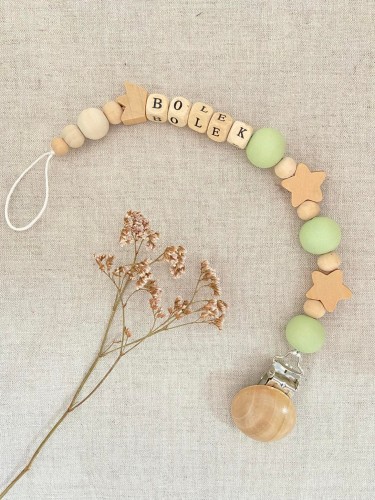 ręcznie robiona hand made dla dzieci niemowląt noworodek  noworodka ozdoba zawieszka do smoczka gryzaka przywieszka spersonalizowana z imieniem personalizowania imię dziecka naturalna drewno drewniana zielona butelkowa zieleń silikon miętowa