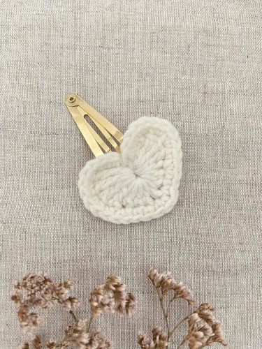 ręcznie robiona hand made Kokarda kokardka spinka do włosów opaska bezuciskowa dla dzieci niemowląt noworodek  noworodka ozdoba akcesoria  serduszko dziergane włóczka szydełko walentynki walentynka serduszka spinka serce