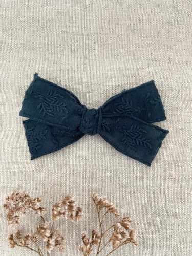 ręcznie robiona hand made Kokarda kokardka spinka do włosów opaska bezuciskowa dla dzieci niemowląt noworodek  noworodka ozdoba akcesoria granatowa granat haftowana haft