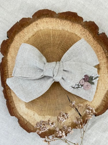 ręcznie robiona hand made Kokarda kokardka spinka do włosów opaska bezuciskowa dla dzieci niemowląt noworodek  noworodka ozdoba do włosów akcesoria do włosów gumka do włosów dziergana kwiaty szydełko jasny róż pudrowy różowy