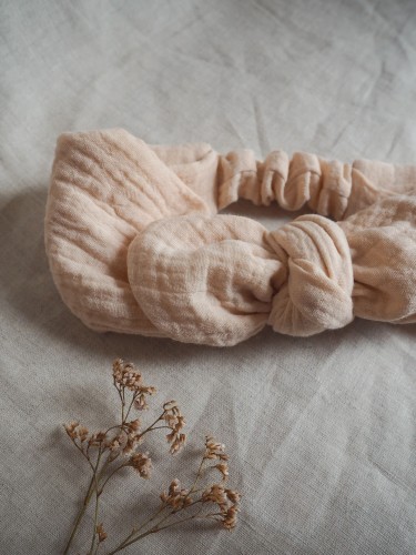 Opaska muślinowa z muślinu lekka dla noworodka noworodkowa dla dziecka jesienna  wiązana komplet chustka komin czapka hand made ręcznie robiona polska marka dla dziecka dziewczynki różowa pudrowa pastelowa nude kremowa róż