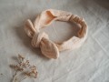 Opaska muślinowa z muślinu lekka dla noworodka noworodkowa dla dziecka jesienna  wiązana komplet chustka komin czapka hand made ręcznie robiona polska marka dla dziecka dziewczynki różowa pudrowa pastelowa nude kremowa róż