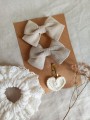 ręcznie robiona hand made polska marka gumka gumeczka scrunchie skranczi frotka gruba gumka materiałowa naturalna do koka ozdoba akcesoria kokarda kokardka spinka do włosów opaska bezuciskowa mama córka jedwabna satynowa lniana pudrowa haftowana
