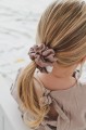ręcznie robiona hand made polska marka gumka gumeczka scrunchie skranczi frotka gruba gumka materiałowa naturalna do koka ozdoba akcesoria kokarda kokardka spinka do włosów opaska bezuciskowa mama córka jedwabna satynowa lniana brudny róż