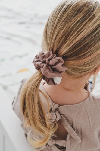 ręcznie robiona hand made polska marka gumka gumeczka scrunchie skranczi frotka gruba gumka materiałowa naturalna do koka ozdoba akcesoria kokarda kokardka spinka do włosów opaska bezuciskowa mama córka jedwabna satynowa lniana brudny róż