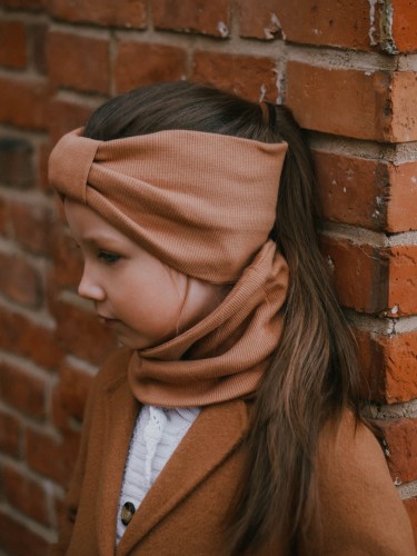 Ciepła opaska bawełniana zimowa jesienna wiosenna bawełniana komplet komin czapka hand made ręcznie robiona polska marka biała kremowa czapka przejściowa dla mamy dziecka dziewczynki noworodka dziecko kremowa beż beżowa brązowa karmel karmelowa brąz