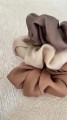 ręcznie robiona hand made polska marka gumka gumeczka scrunchie skranczi frotka gruba gumka materiałowa do koka ozdoba akcesoria kokarda kokardka spinka do włosów opaska bezuciskowa mama córka jedwabna satynowa lniana satyna brązowa brown szara