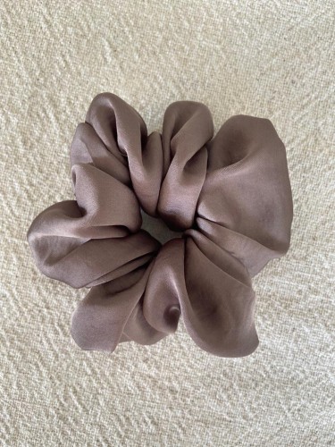 ręcznie robiona hand made polska marka gumka gumeczka scrunchie skranczi frotka gruba gumka materiałowa do koka ozdoba akcesoria kokarda kokardka spinka do włosów opaska bezuciskowa mama córka jedwabna satynowa lniana satyna brązowa brown szara