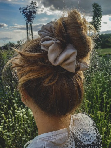 ręcznie robiona hand made polska marka gumka gumeczka scrunchie skranczi frotka gruba gumka materiałowa do koka ozdoba akcesoria kokarda kokardka spinka do włosów opaska bezuciskowa mama córka jedwabna satynowa lniana satyna brązowa brown szara