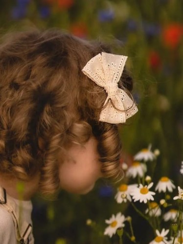 ręcznie robiona hand made Kokarda kokardka spinka do włosów opaska bezuciskowa dla dzieci niemowląt noworodek  noworodka ozdoba akcesoria do włosów koronka delikatna biała chrzest chrzciny ślub lekka biel kremowa retro rustykalna wesele ślub komunie