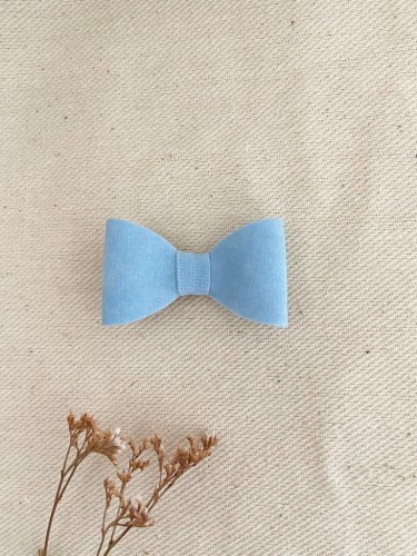 ręcznie robiona hand made Kokarda kokardka spinka do włosów opaska bezuciskowa dla dzieci niemowląt noworodek  noworodka ozdoba do włosów akcesoria zamszowa mała błekitna lightblue