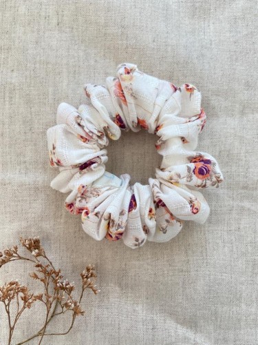 ręcznie robiona hand made polska marka gumka gumeczka scrunchie skranczi frotka gruba gumka materiałowa naturalna do koka ozdoba akcesoria kokarda kokardka spinka do włosów opaska bezuciskowa mama córka jedwabna satynowa lniana kremowa róże złota