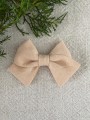Kokarda kokardka spinka do włosów opaska bezuciskowa dla dzieci niemowląt noworodek noworodka ozdoba do włosów akcesoria do włosów gumka spineczka kremowa ecru beżowa śmietankowa nude chrzcinowa świąteczna (5).jpg