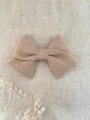 Kokarda kokardka spinka do włosów opaska bezuciskowa dla dzieci niemowląt noworodek noworodka ozdoba do włosów akcesoria do włosów gumka spineczka kremowa ecru beżowa śmietankowa nude chrzcinowa świąteczna (19).jpg