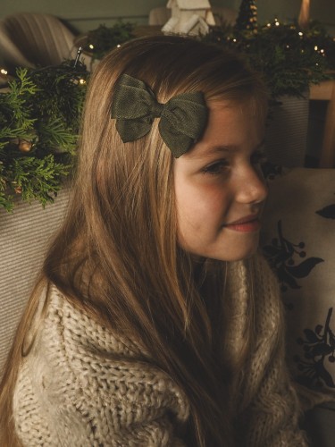 kokardka ze wstążki bawełnianej, podwójnie skladana z wiszącymi końcami. Dopełnienie świątecznych stylizacji. Spinka lub opaska odpowiednia zarówno dla dziecka jak i dorosłego. Bordowa czerwona krata świąteczna (44).jpg