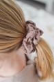 ręcznie robiona hand made polska marka gumka gumeczka scrunchie skranczi frotka gruba gumka materiałowa naturalna do koka ozdoba akcesoria kokarda kokardka spinka do włosów opaska bezuciskowa mama córka jedwabna satynowa lniana brudny róż